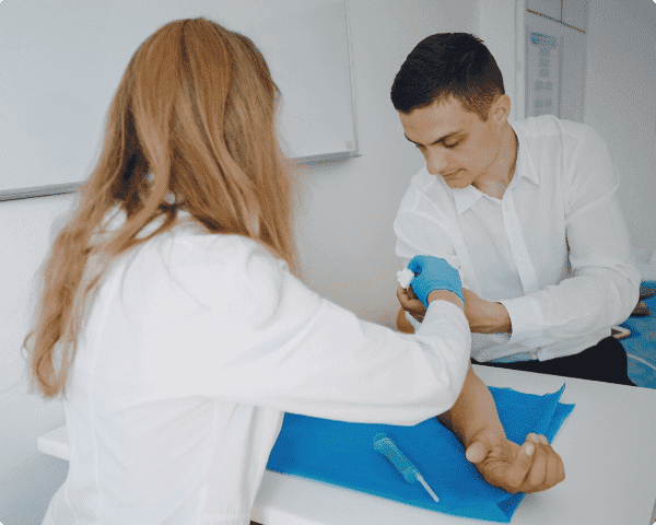Врач делает укол пациенту